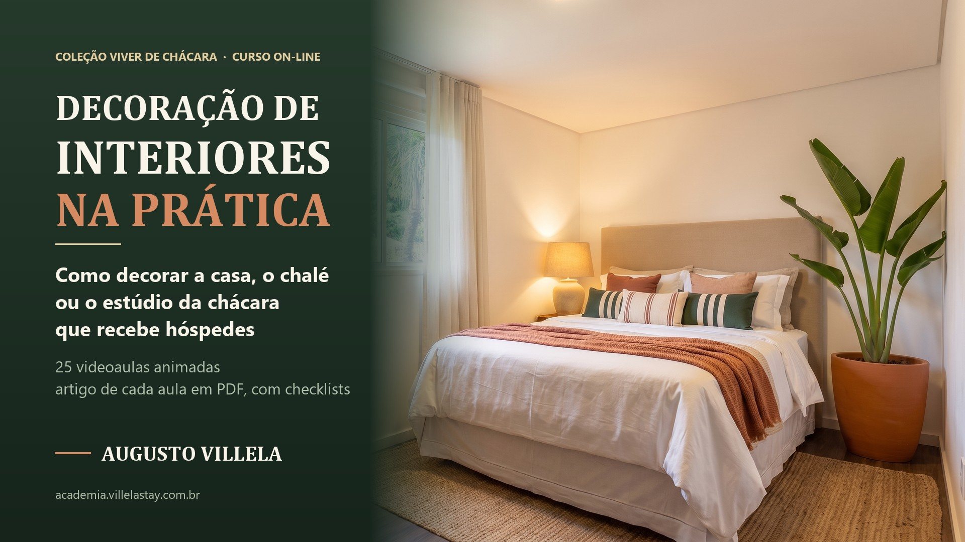 Capa do curso Decoração de Interiores na Prática, da coleção Viver de Chácara: o título em letras claras sobre fundo verde-escuro, ao lado da foto de um quarto de hóspedes com a cama feita em camadas, manta cor de barro, almofadas listradas, cabeceira estofada, abajur aceso, tapete de fibra e um vaso de barro com planta alta
