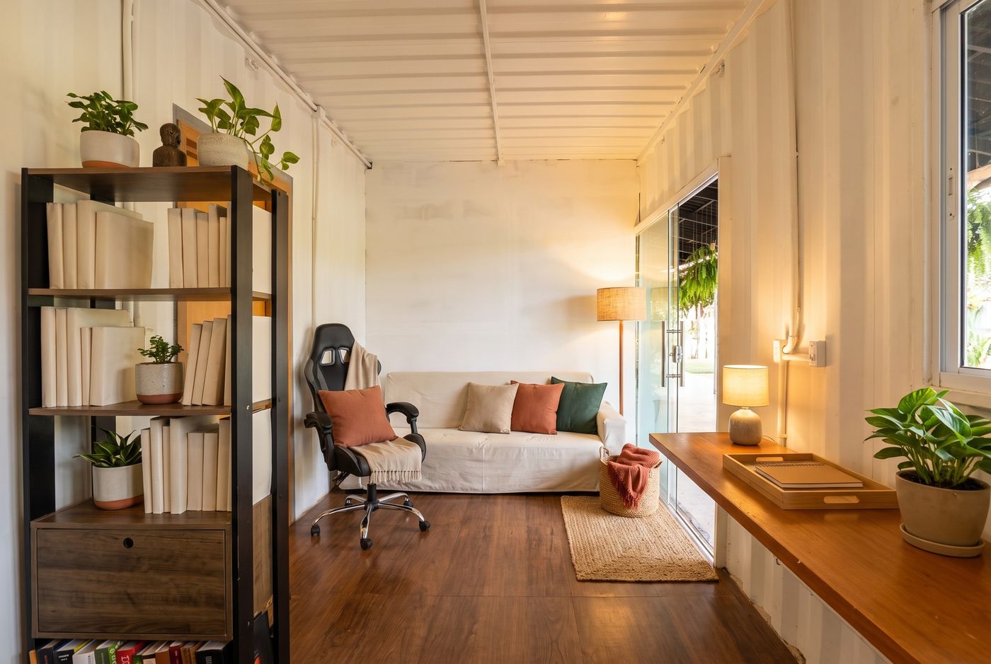 A sala-quarto pelo lado do sofá: as peças conversam entre si, menos a cadeira de escritório, que veio de outro lugar. Imagem conceitual gerada por IA.