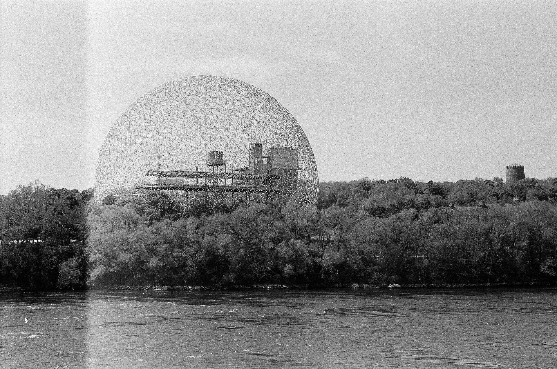 Del refugio al hito urbano: la cúpula vence grandes vanos con ligereza — aquí, la icónica Biosfera de Montreal, de Buckminster Fuller.