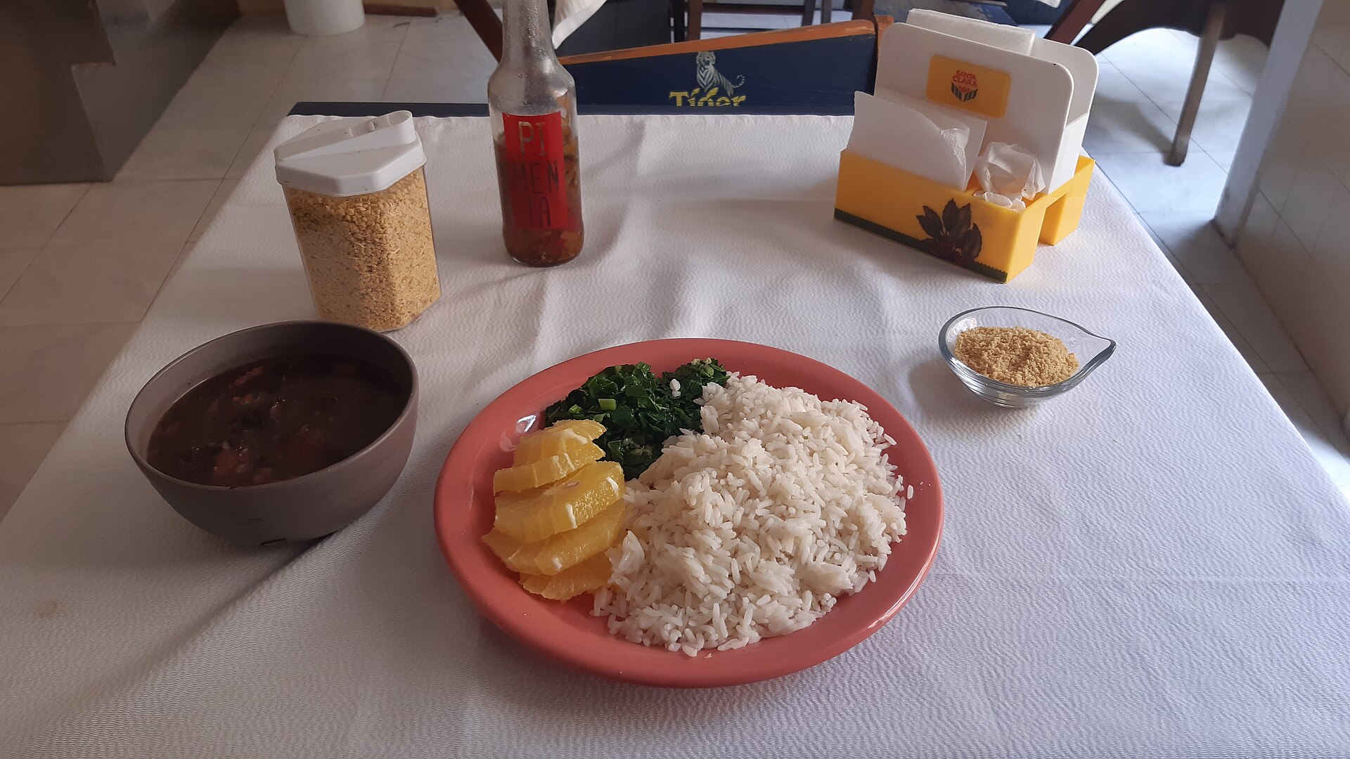Feijoada: o Brasil migrante que formou a mesa de Brasília.
