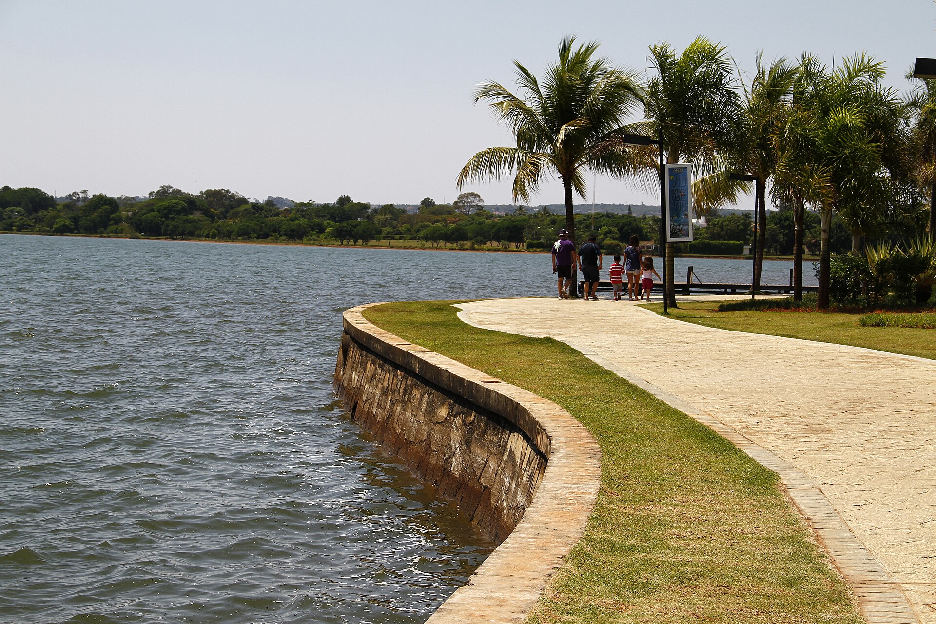 O calçadão do Pontão do Lago Sul, à beira do Paranoá — pôr do sol e gastronomia.