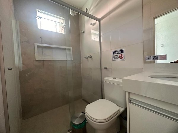 Banheiro com box de vidro