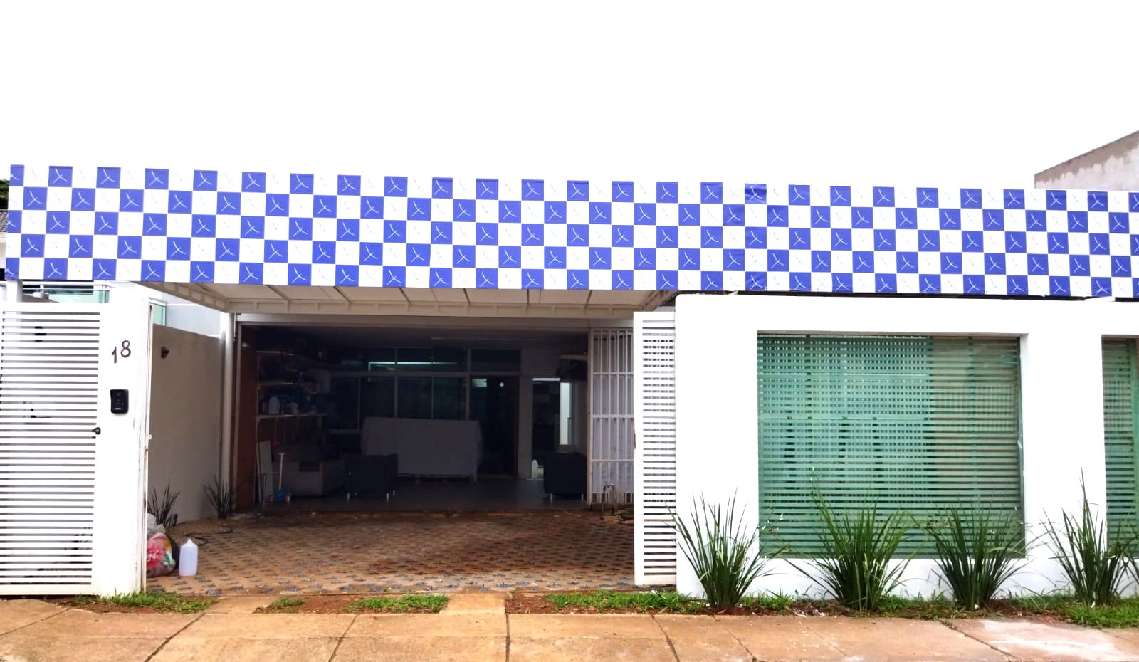 Fachada e entrada da casa