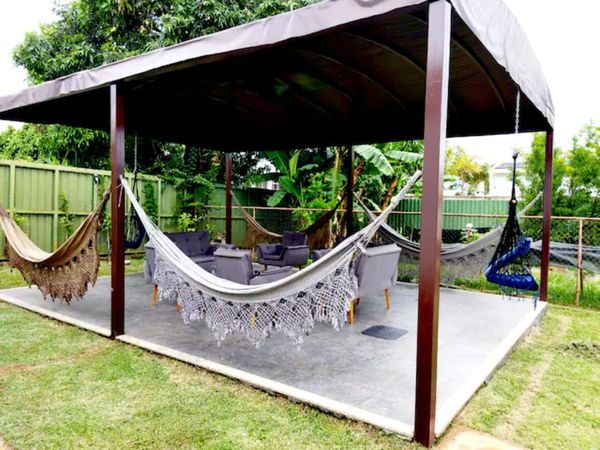Lounge externo coberto com redário e poltronas