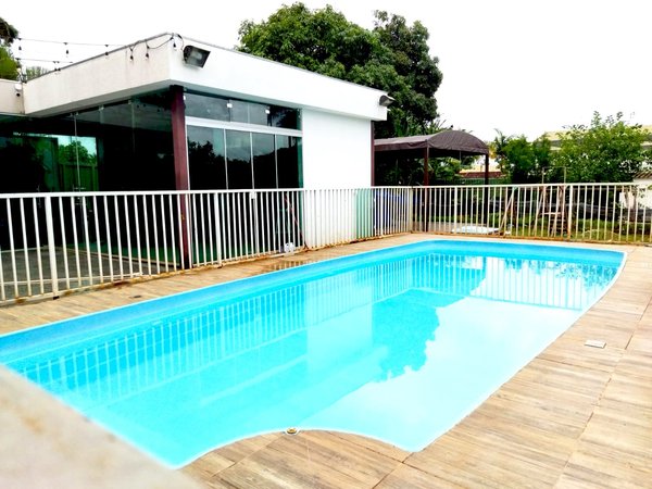 Piscina com a área de lazer envidraçada ao fundo