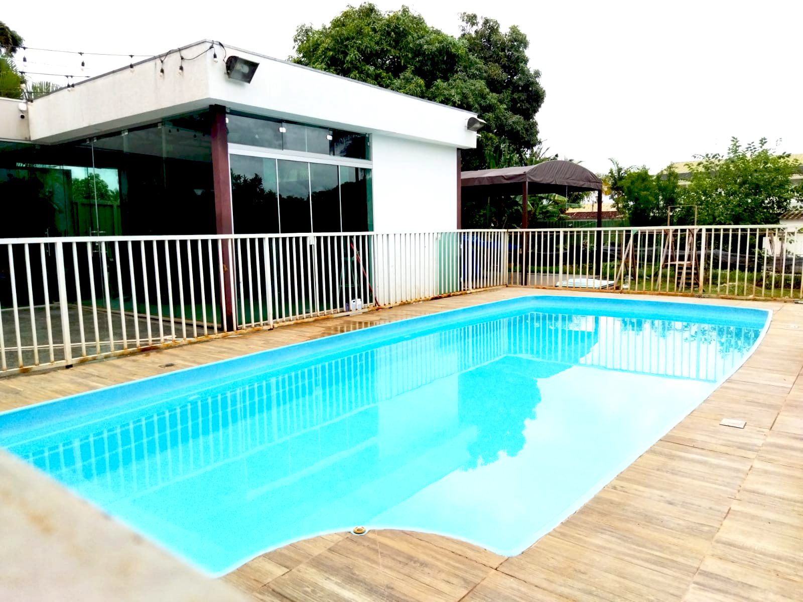Piscina com a área de lazer envidraçada ao fundo