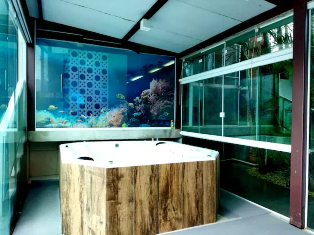 Spa com jacuzzi para 8 pessoas ao lado do aquário