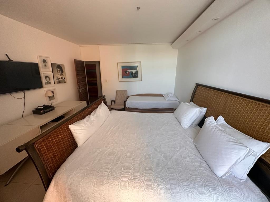 Suíte com cama king, cama extra e TV