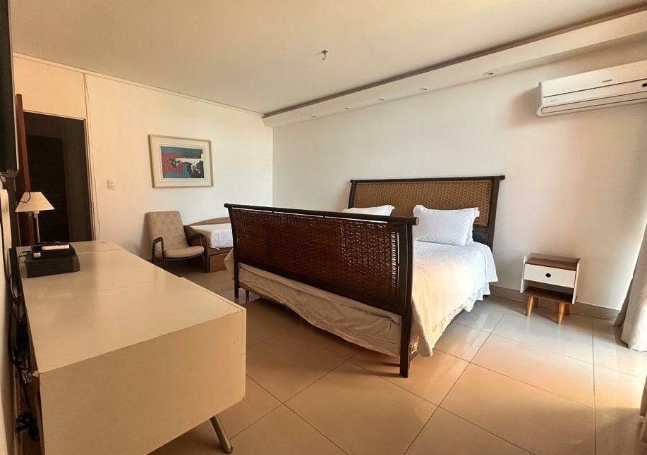 Suíte com cama de casal, cama de solteiro e ar-condicionado