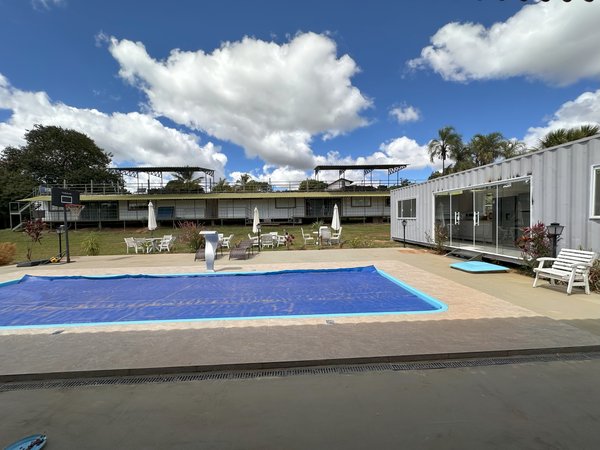 Piscina da Casa Villela ao ar livre, com espreguiçadeiras e o alojamento ao fundo