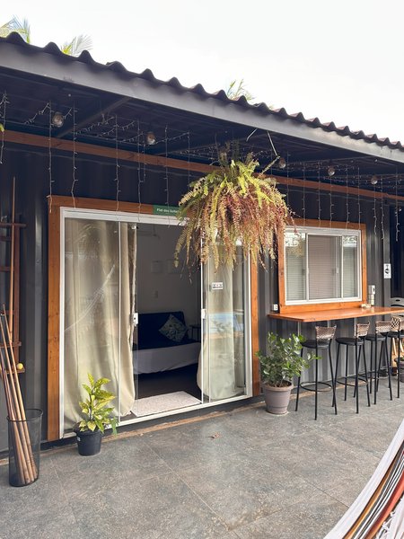 Varanda com plantas suspensas, bancada alta e rede