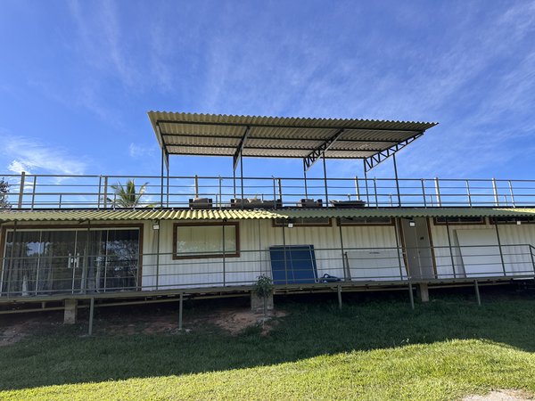 O rooftop da Villa Catetinho visto do gramado, com o céu aberto