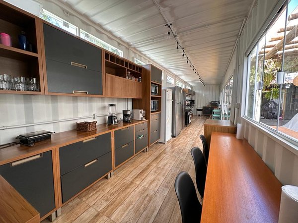 Armários e bancada de refeições da cozinha nova, com luz natural