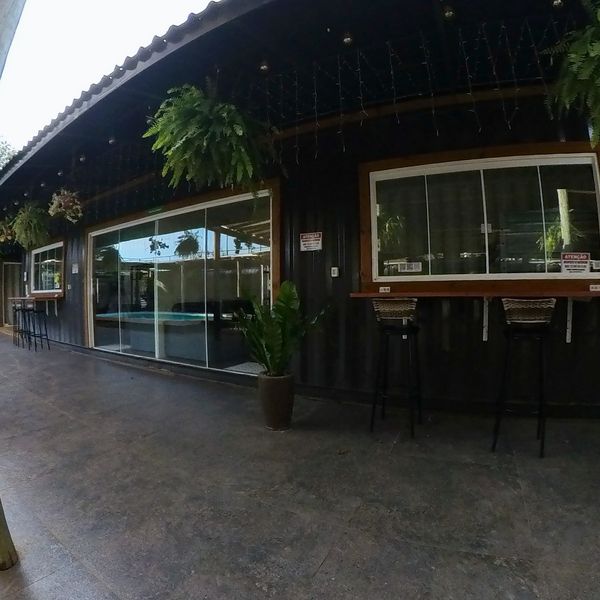 Terraza del Flat dos Amigos con barra y taburetes