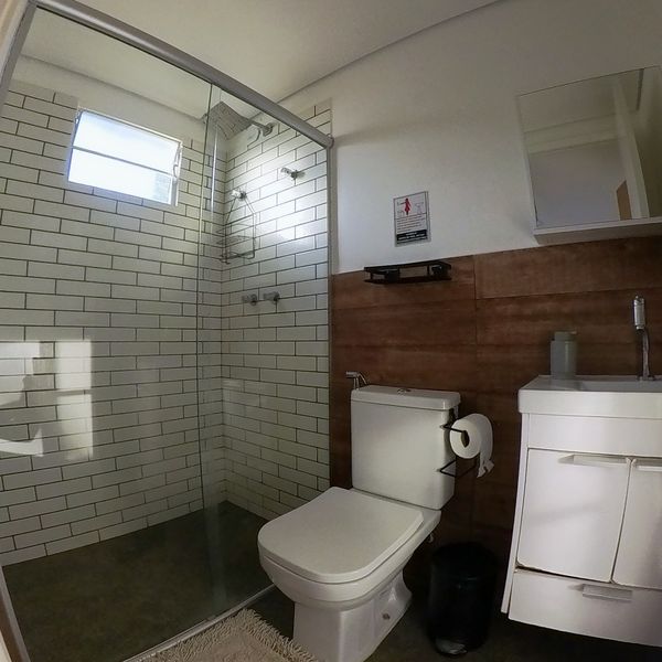 Flat do Chef bathroom with a glass shower box