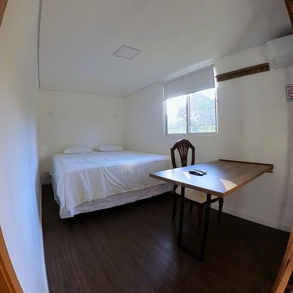 Flat do Chef suite with double bed and table