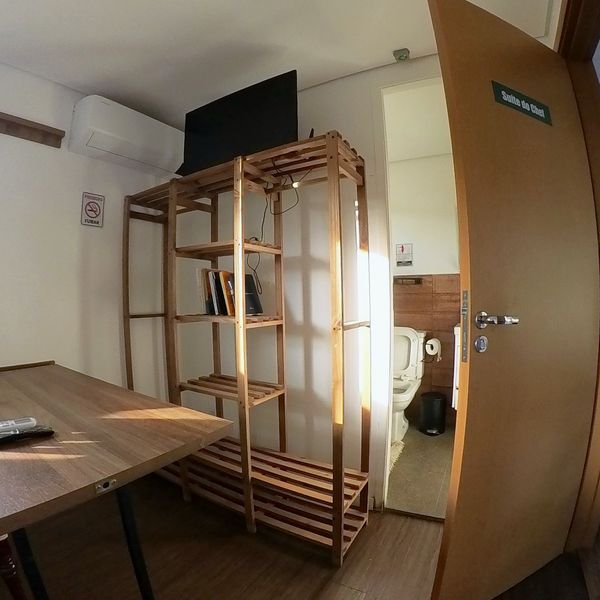 Flat do Chef suite with shelving and bathroom access