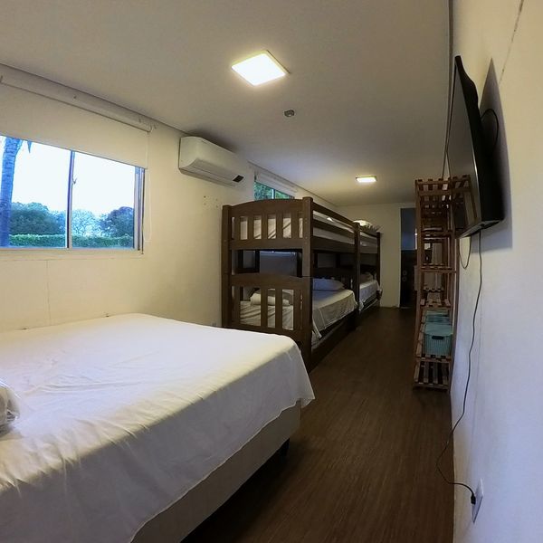 Flat da Família bedroom with double bed, bunk bed and TV