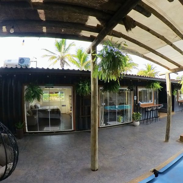 Facade of Flat da Família, opening onto the leisure patio