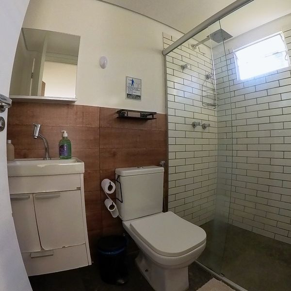 Baño del Flat do Renato Russo con ducha de vidrio