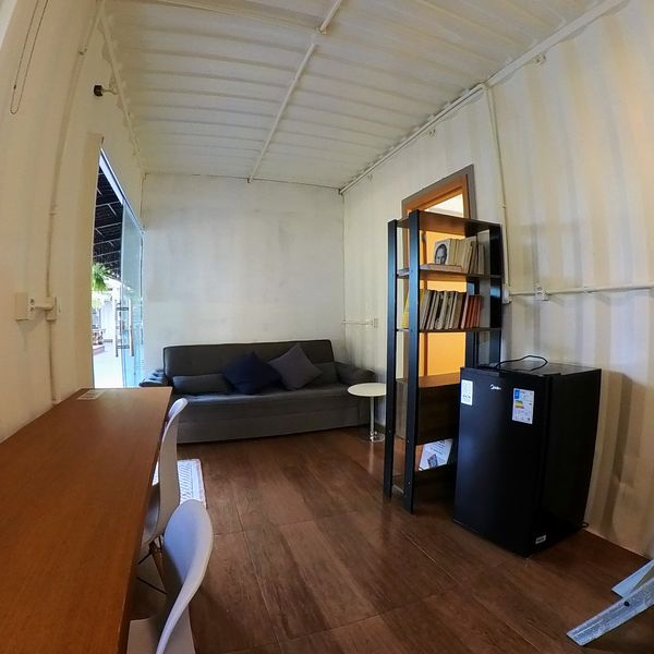 Estar del Flat do Renato Russo con sofá y minibar