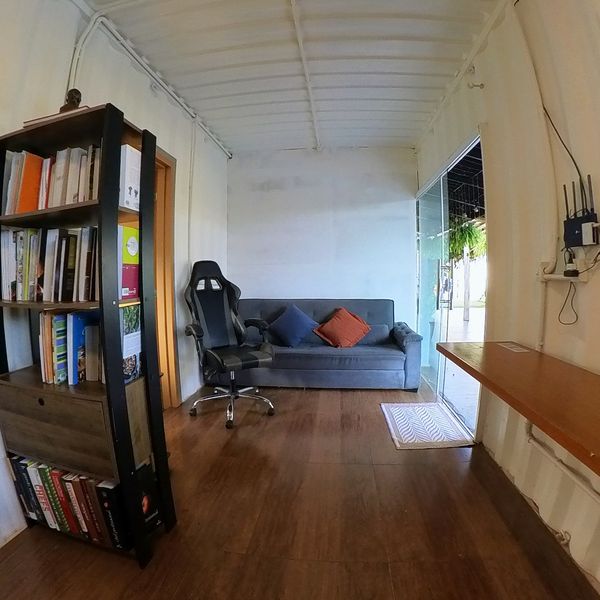 Sala del Flat do Renato Russo con sofá y estantería