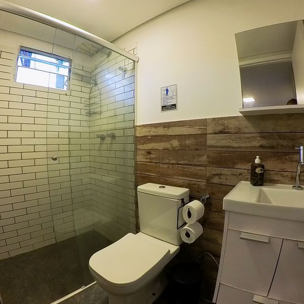 Baño del Flat dos Solteiros con ducha de vidrio
