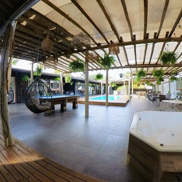 Bañera de hidromasaje en la terraza de madera, junto a la piscina