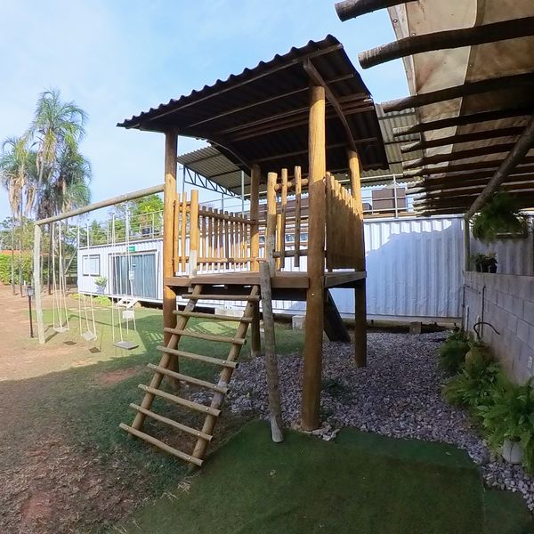 Parque infantil con torre de madera y escalera