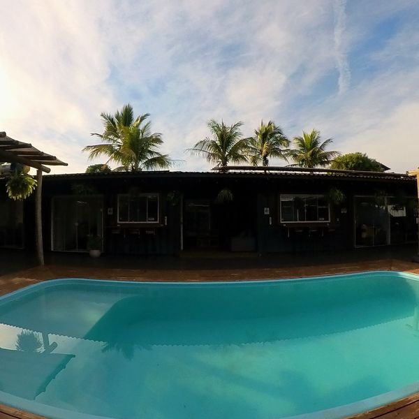 Piscina al aire libre con palmeras y cielo abierto