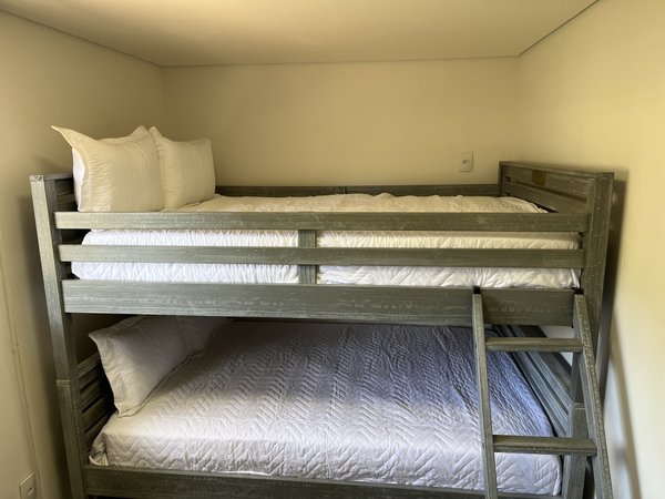 Quarto com dois beliches, para grupos e famílias