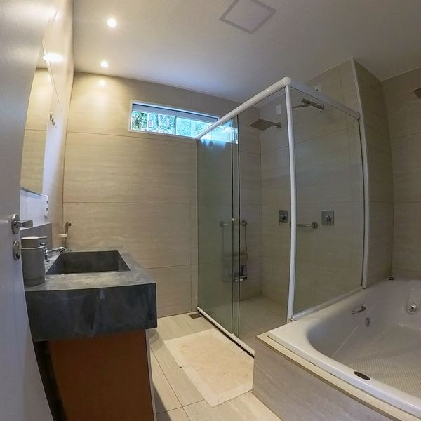 Baño de la Suíte do Amor con bañera de hidromasaje