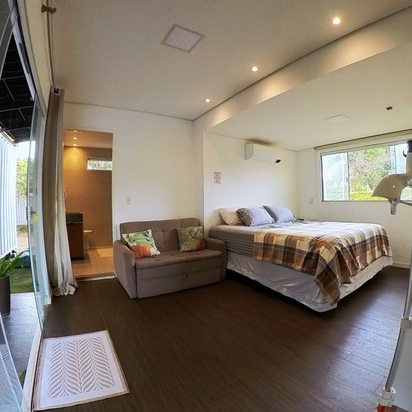 Suíte do Amor vista desde la entrada, con sofá y cama de matrimonio