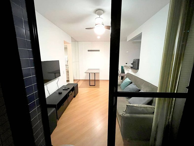 Apartamento no Itaim com piscina, wifi e garagem.