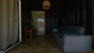 Sofá externo entre os flats — Villa Kubitschek